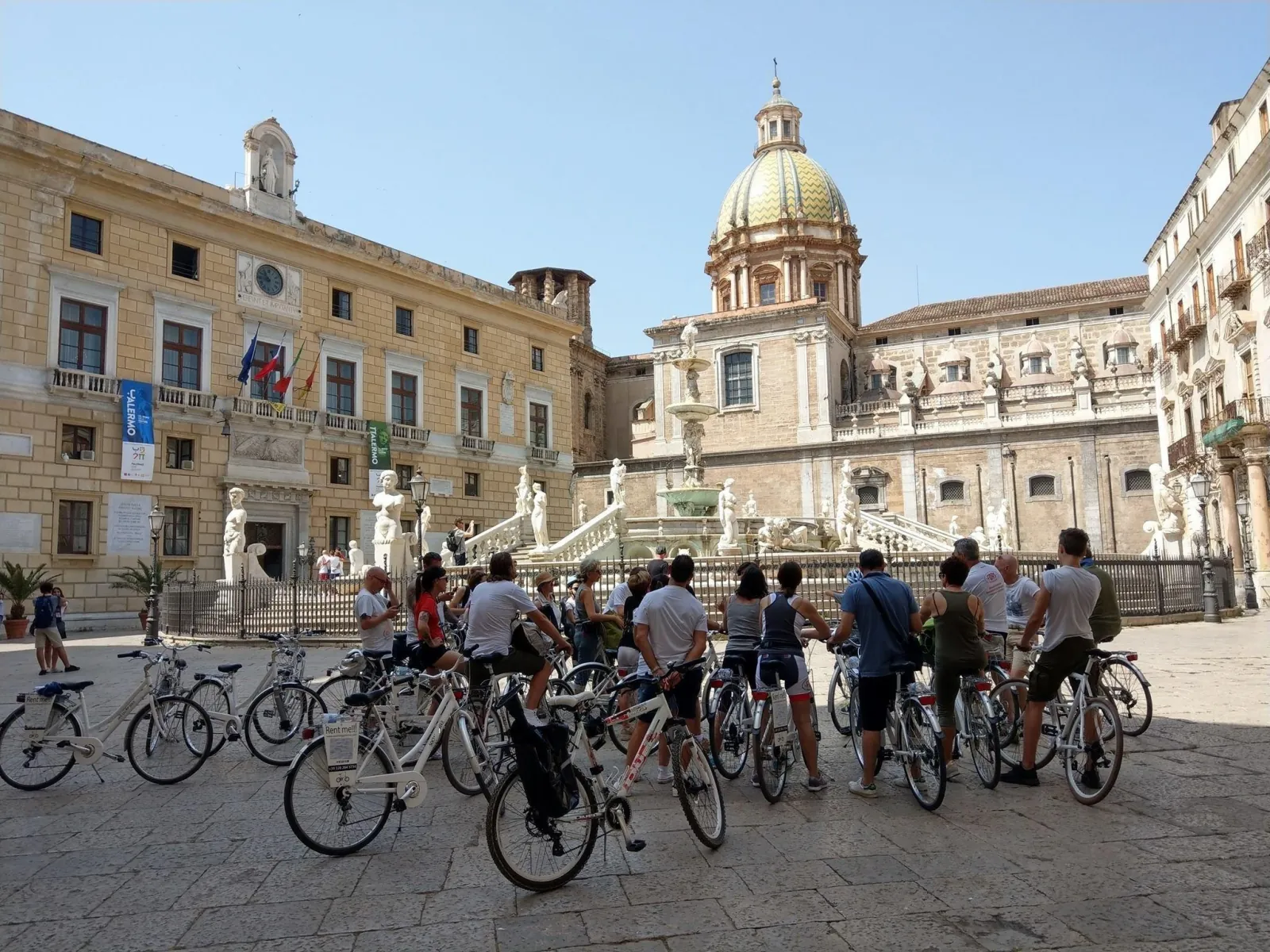 Cyclists stopped in Piazza Pretoria
