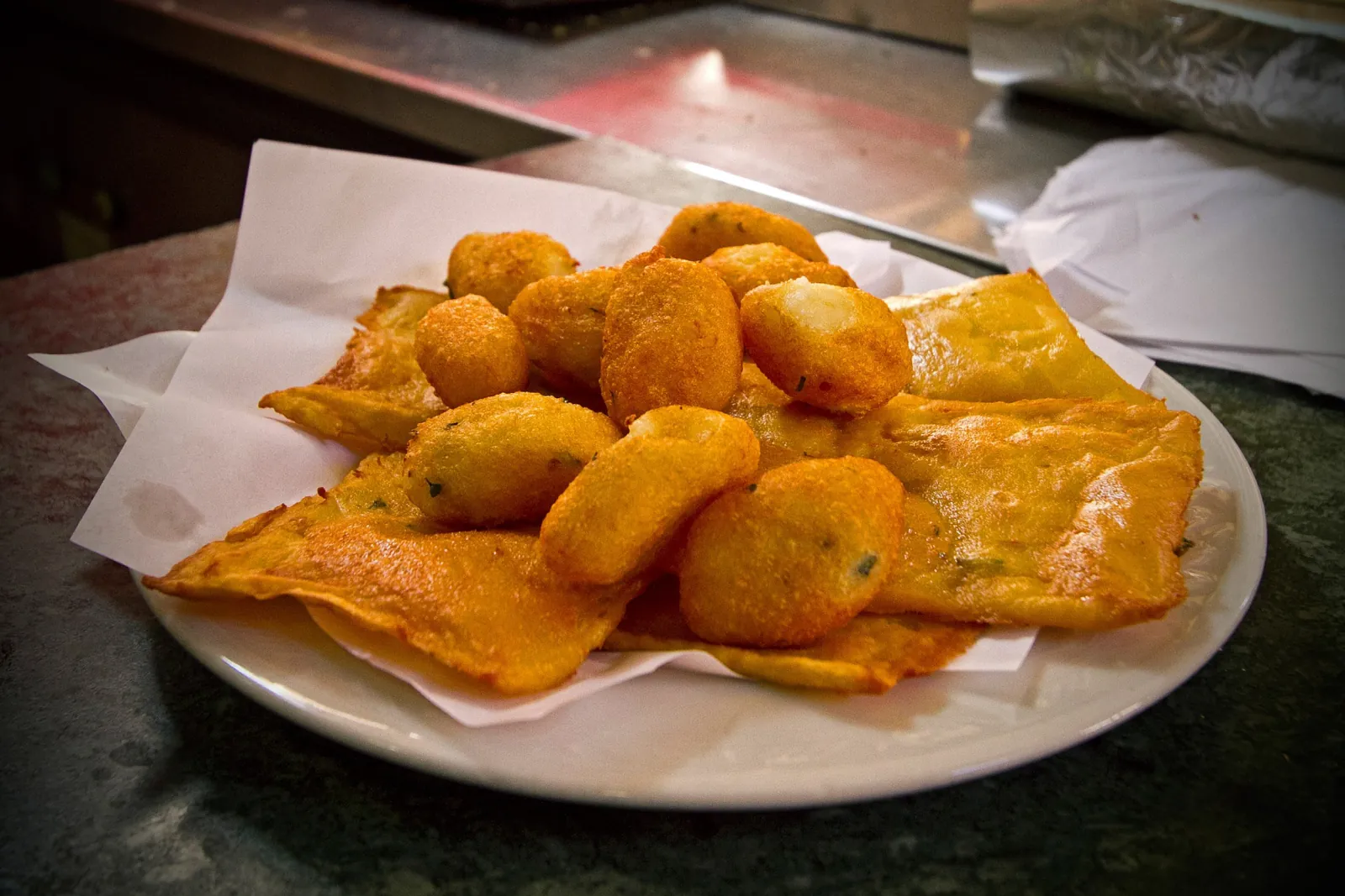 A plate of panelle and potato crocchè from the evening tour
