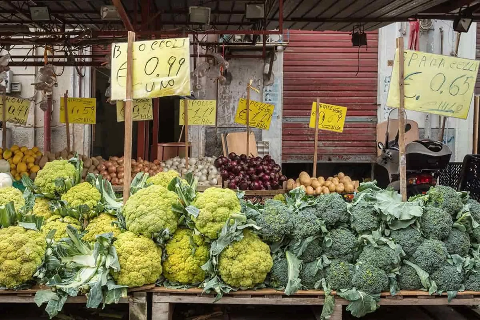 Cauliflower and broccoli on a market stall